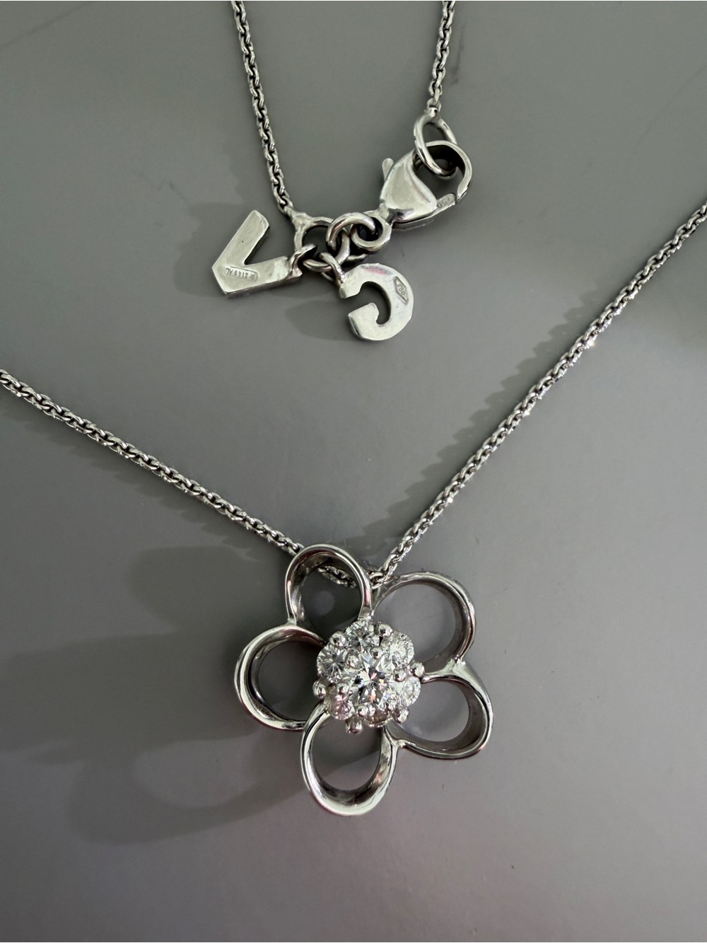 18K Giorgio Visconti ITALY White Gold Diamond Flower Necklace 7-Stone Cluster
